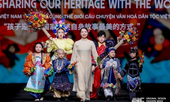 Vũ Lan Anh mang “Việt Nam Đa Sắc' tới Tuần lễ Thời trang Thâm Quyến 2026