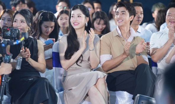 Vợ chồng Bình An – Phương Nga sánh đôi dự sự kiện ra mắt bộ sưu tập Xuân Hè 2026