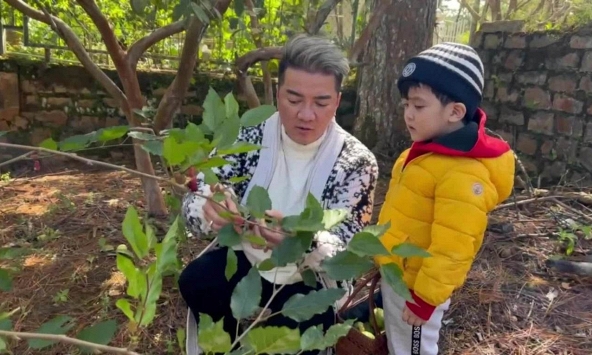 'Ông hoàng nhạc Việt' U60 gà trống nuôi con trai 7 tuổi: 'Ba sẽ cố hết sức, lần này sẽ khác'