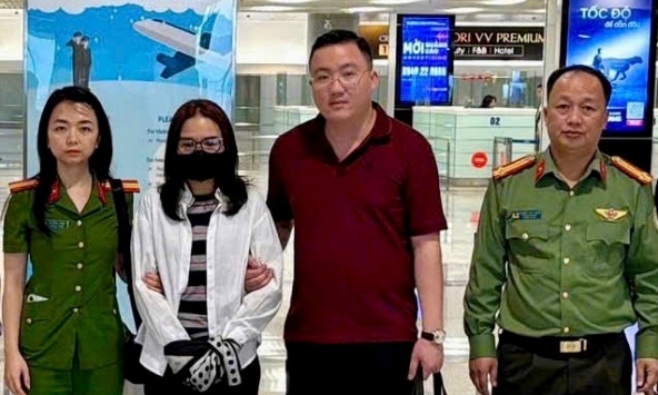 Bắt cựu cán bộ Hà Thị Ban ngay khi về Việt Nam