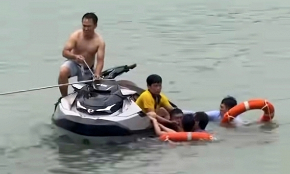 Sự cố flyboard khi đang 'bay': Lời kể của người bán nước vứt hết ví tiền và đồ đạc lao xuống cứu 