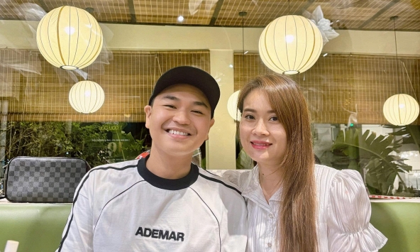 Nam ca sĩ lấy mẹ đơn thân hơn 8 tuổi có 2 con riêng: 'Ở ngoài đó để anh ráng, chỉ cần em ở nhà'