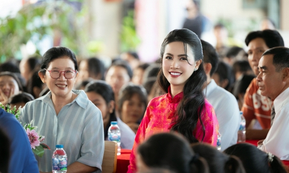  Hoa hậu Phan Thị Mơ trở về trường cũ, trao 30 triệu đồng hỗ trợ học sinh vượt khó