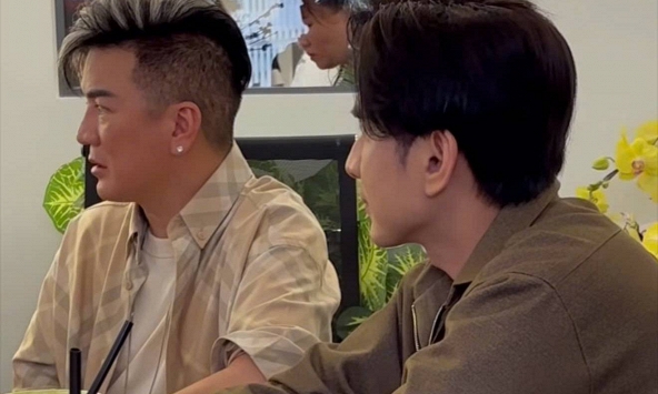 2 ca sĩ đình đám một thời giờ đi bán cafe gặp nhau, 1 người nói: 'Xưa ít thấy ca sĩ, giờ như cá ngoài chợ'