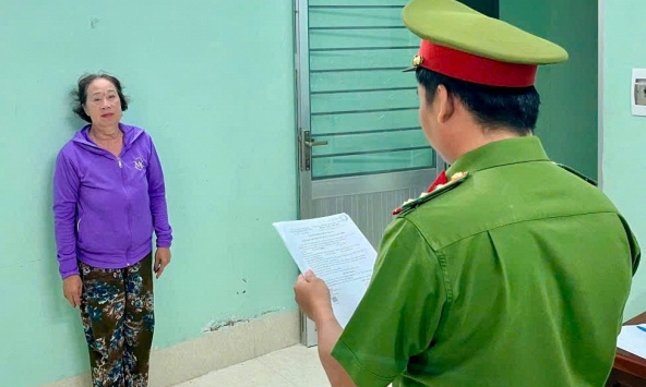 Bắt giữ bà Lý Thái Nghiếm khi đang đứng trước cửa nhà cùng nhiều bao tải