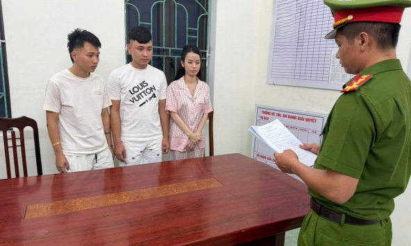 Lệnh khám xét khẩn cấp, bắt khẩn cấp Bùi Thị Kim Thoa và 2 thanh niên