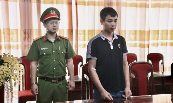 Quyết định bắt Đỗ Đình Dũng - đối tượng lao vào trụ sở chửi bới bóp cổ công an xã