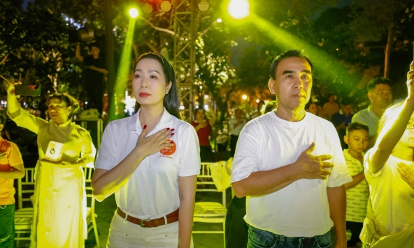 Bức hình xúc động của MC Quyền Linh và người yêu cũ