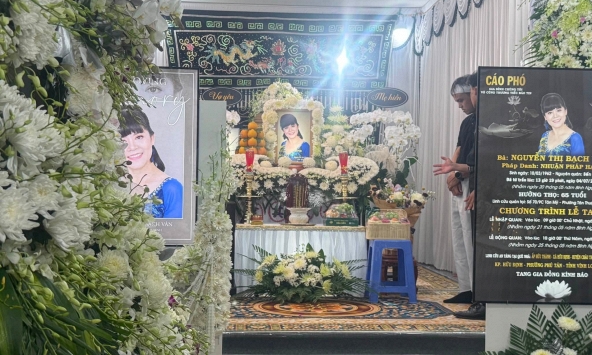 Võ Hạ Trâm nghẹn ngào tiễn biệt nghệ sĩ Bạch Vân: 'Con xin lỗi vì đã không về kịp những giây phút cuối'