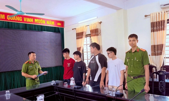 Công an khám xét, bắt giữ Nguyễn Minh Hải SN 2008 và 3 người, thu 90 thẻ SIM, 40 thẻ ATM