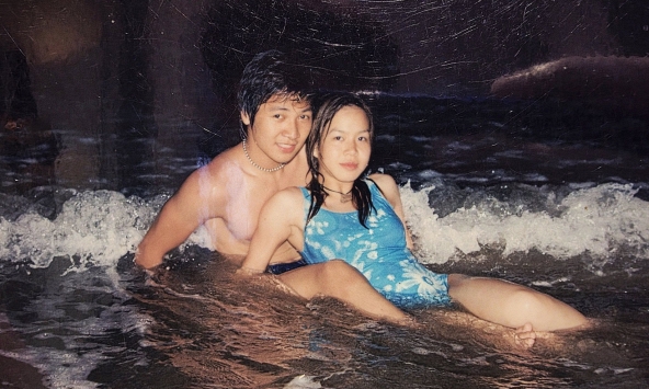 Mạnh Trường tung ảnh ôm vợ giữa biển từ năm 19 tuổi: 'Táo bạo quá'