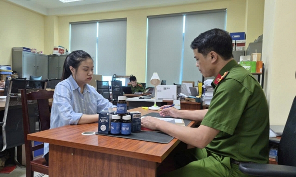 Khởi tố, cấm đi khỏi nơi cư trú với bà chủ Nguyễn Thị Tuyết Nga SN 1999