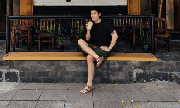 Người đàn ông gia thể khủng ở Hà Nội bỏ việc lương 20 triệu sáng đi bán cafe, tối đi hát