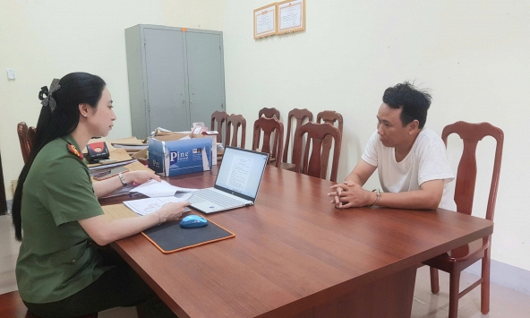 Khám xét khẩn cấp, bắt chủ tiệm photocopy Lê Văn Chiến 