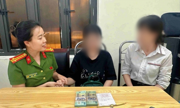 Nữ sinh 2008 đi bán vàng, nhân viên cửa hàng âm thầm báo công an 