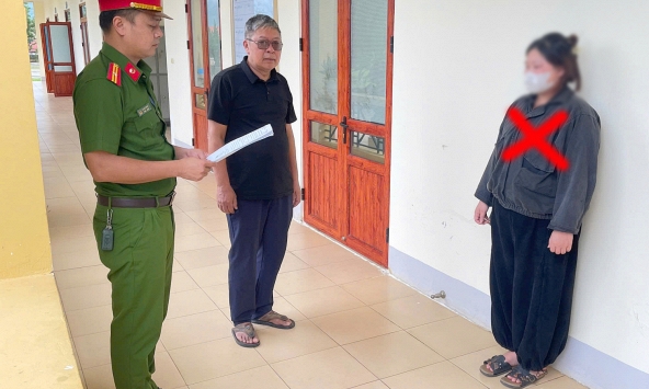 Thi hành lệnh bắt tạm giam nữ nhân viên giao hàng sinh năm 2001