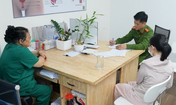 Phòng khám do Tạ Thị Cẩm Vân làm chủ: Bơm sữa đậu nành vào niệu đạo bệnh nhân giả dịch mủ