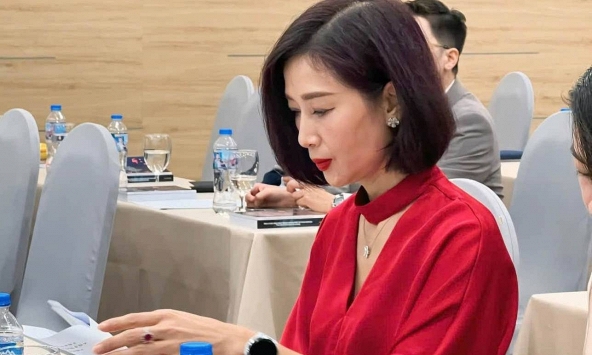 Nữ nghệ sĩ U50 có chồng là đại gia đình đám tuyên bố: 'Giờ chồng đi đâu mình cứ bám càng đi theo'