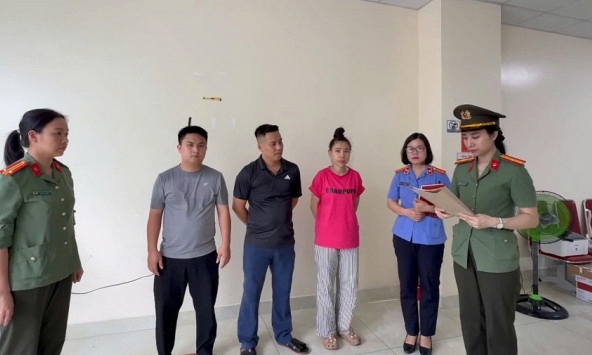 Khám xét khẩn cấp spa, bắt chủ đầu tư Vi Văn Đông, cán bộ tuyển dụng Vũ Thị Hà 