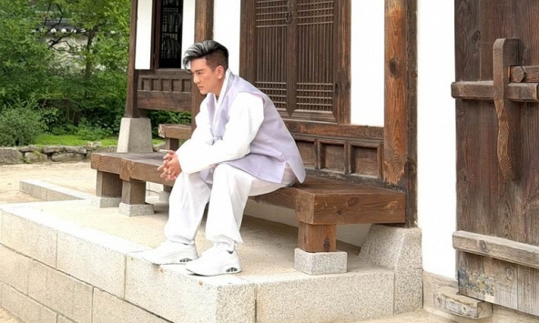 Ông hoàng nhạc Việt nhận bằng khen: 'Bữa giờ nhận mấy cái rồi nhưng toàn giấu thôi!'