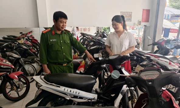 Công an kiểm tra loạt các quán karaoke, tiệm cầm đồ...
