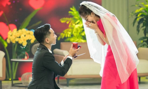 Nữ nghệ sĩ là Viện trưởng nói về chồng kém 11 tuổi: 'Từ học trò... giờ hắn là chồng tớ'
