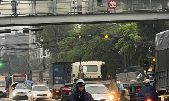 Hà Nội mưa trắng trời, nhiều điểm ngập sâu, một số trường cho nghỉ, học online