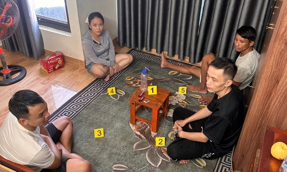 Kiểm tra căn nhà 2 tầng, bắt giữ Nguyễn Thị Trang SN 1996 và 3 đối tượng lúc 14 giờ 
