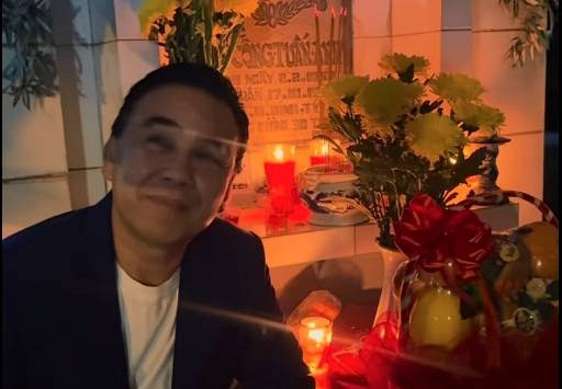 MC Quyền Linh đến mộ Lê Công Tuấn Anh nghẹn ngào: 'Chào bạn hiền nhé'