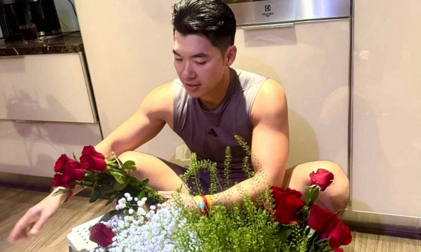 Nam nghệ sĩ SN 1991 quê TP.HCM bỏ showbiz ra Hà Nội lấy vợ hơn 15 tuổi: 'Ấm áp nhé vợ yêu'
