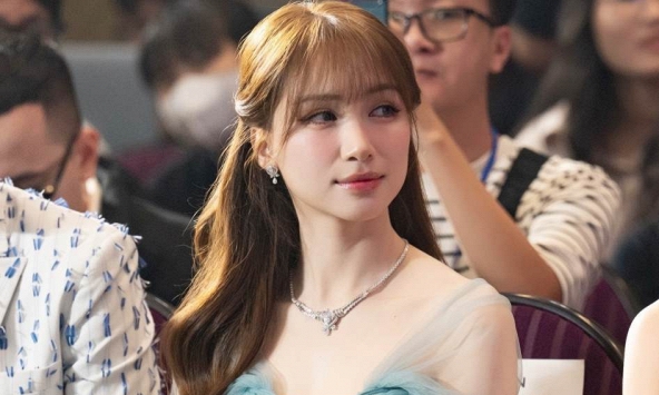 Hòa Minzy: 'Chị cười cười cho em thoải mái chứ thật tâm là chị xót lắm'