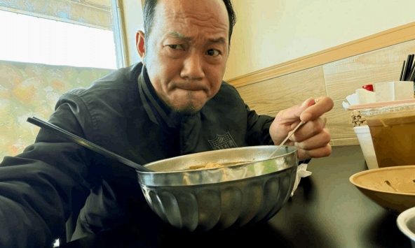 Nam nghệ sĩ SN 1976 sang Mỹ chỉ tìm quán chè, bánh mì, bún, nhắn nhủ 1 người: 'Em về Việt Nam đây'