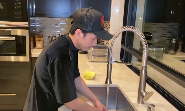 Đan Trường chia sẻ về người đàn ông SN 1961, bàn tay 'chỉ ký tên và đếm tiền' đến tận nhà nấu cho ăn