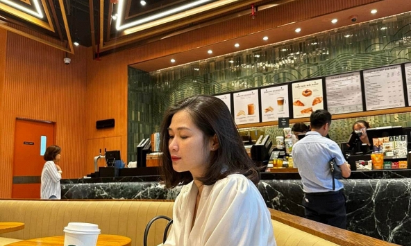 Nữ nghệ sĩ Việt sang châu Âu sống: 'Nhìn hai ông bà lụm khụm dắt tay nhau đi mà tôi tự thấy ray rứt'