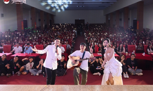 Giọng ca indie Kiên Trịnh “khuấy động” sân khấu đêm nhạc hội Dạ Khúc Tháng Tư 2026