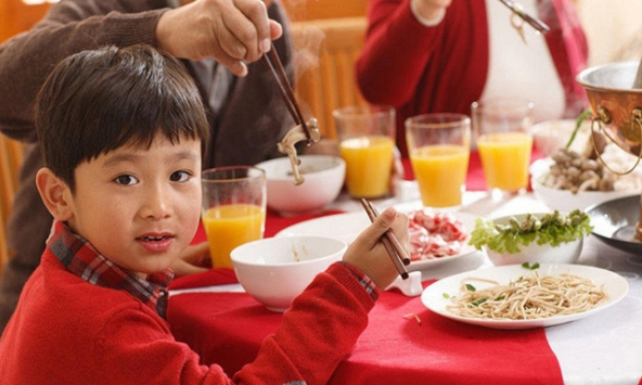 Câu nói 'hồn nhiên' của con trai trong bữa tiệc tất niên khiến tôi bị chê thiếu dạy dỗ, xấu hổ, ngượng ngập vô cùng!