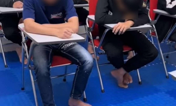 Xuất hiện thêm 1 clip loạt nam sinh gục đầu khóc lóc gây sốt, chuyên gia nói: Vô giá trị, như mưa rơi trên mặt kính