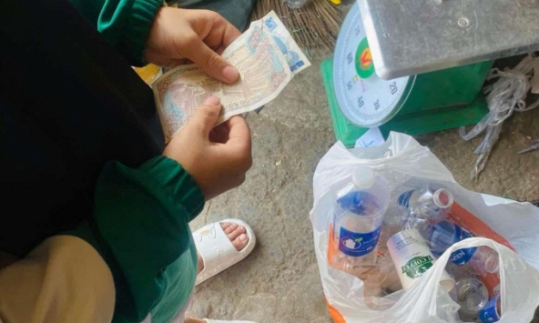 Bức ảnh đứa trẻ cầm 7 nghìn đồng đứng bên chiếc cân gây 'bão': Người ào ào vào 'xin vía', người đưa ra lời cảnh báo