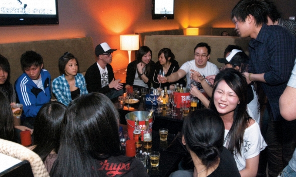 Sau khi tham dự buổi họp lớp cuối năm, tôi đã 'chặn' người bạn cùng lớp học giỏi hơn mình: Càng nghĩ, càng hối hận vô cùng 