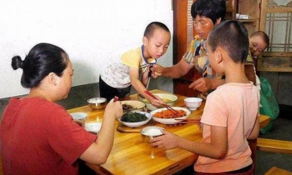 Chỉ vì 1 hành động trên bàn ăn khi đi thăm họ hàng dịp Tết mà con tôi bị đánh giá 'con nhà không gia giáo': Có đáng không?