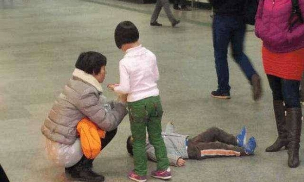 Một người bà EQ cao vút: Cháu không chịu trả đồ chơi khi đi mua đồ Tết, bà chỉ nói 1 câu được khen ngợi hết lời