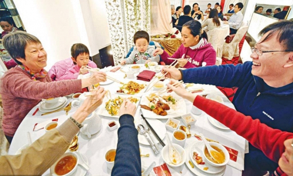 Đi chúc Tết, đứa trẻ bị hỏi khó: Thích bà nội hay bà ngoại hơn, bà mẹ có câu trả lời EQ cao