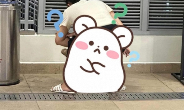 Bức ảnh tại ga điện ngầm TP.HCM gây tranh cãi nhất ngày đầu năm: Hội phụ huynh chia 2 'phe', không ai chịu ai