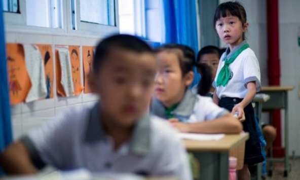 Từng dạy thêm kín lịch, một giáo viên Toán giờ hụt hẫng: 'Tối nằm cứ ngẩn người ra, hối hận thì không, nhưng thấy số mình nhọ'