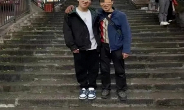 Bức ảnh 'xuyên không' của 2 cha con bốc vác khiến tôi hiểu: Con cái lớn lên hiếu thảo hay không, thực ra đã có dấu hiệu từ sớm