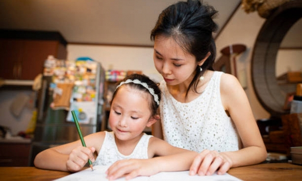 Bà mẹ ở phố cổ Hà Nội lương 5 triệu/tháng kể chuyện học của con, nhiều người đỏ mặt: Thôi, đừng cãi nhau chuyện học thêm nữa!