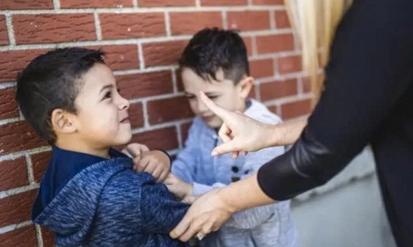 “Mẹ ơi, con bị bạn cùng lớp đánh”: Cách phản ứng của cha mẹ có thể biến con thành kẻ yếu đuối hoặc người bản lĩnh