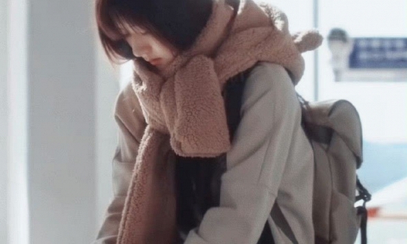 Mẹ giội nguyên xô nước vừa mới lau nhà lên đầu tôi vì ngủ dậy muộn giờ đón em 5 phút