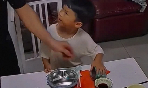 5 khoảnh khắc gia đình ấm áp nhất: Giáo dục bằng sự dịu dàng thực sự có thể chữa lành tuổi thơ của trẻ