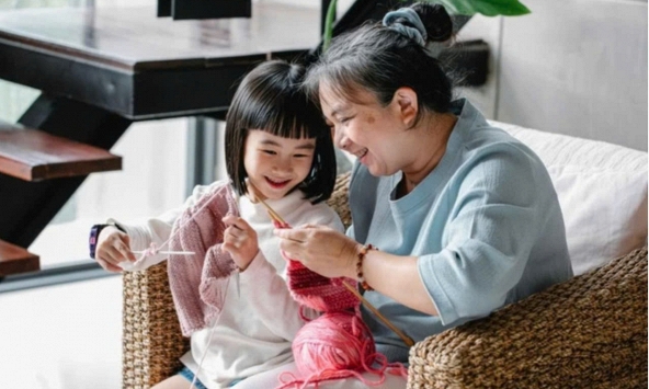 Bà nội trông cháu, con dâu có nên trả tiền không: Đây là cách ứng xử khéo léo giúp gia đình hòa thuận